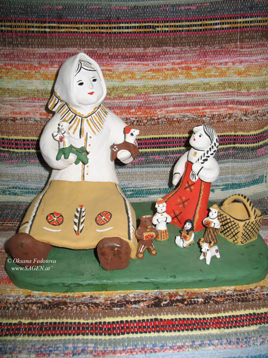 Mädchen spielen mit dem Kargopoler Spielzeug. Museum des Kargopoler Spielzeuges im Zentrum der Volkshandwerke „Bereginja“. Kargopol © Oksana Fedotova 